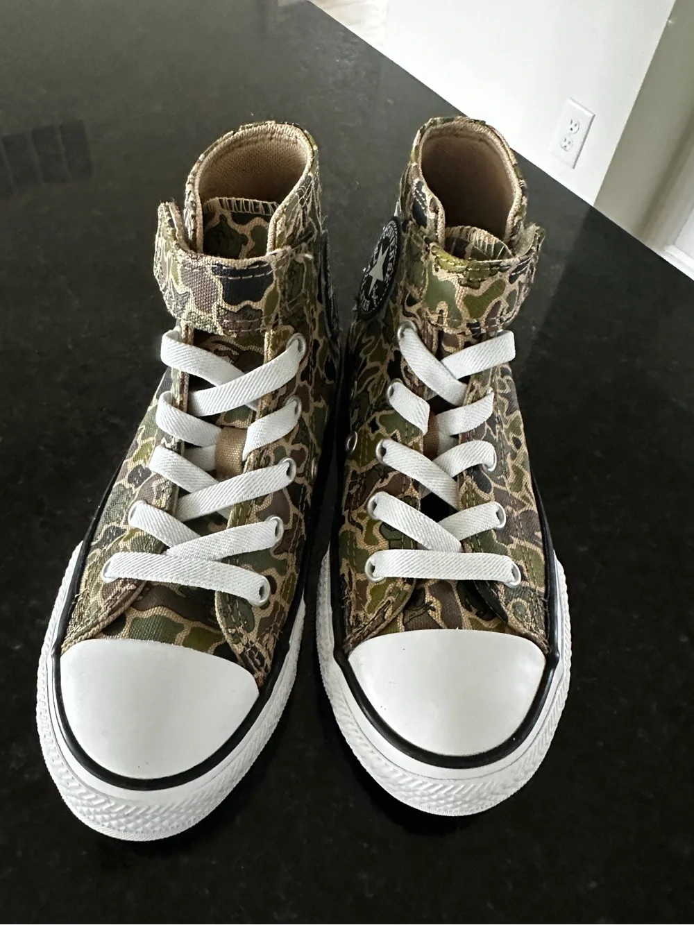 Converse High Top Sneakers in Green Camo and White NWOT - Picture 4 of 4